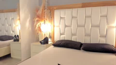 Snapshot of daphne_and_roger chatting on 09.22.25 daphne_and_roger online show from 09.22.25