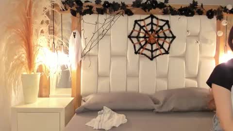 Snapshot of daphne_and_roger chatting on 10.15.25 daphne_and_roger online show from 10.15.25