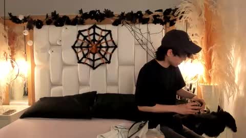 Snapshot of daphne_and_roger chatting on 10.17.25 daphne_and_roger online show from 10.17.25