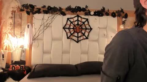 Snapshot of daphne_and_roger chatting on 10.18.25 daphne_and_roger online show from 10.18.25