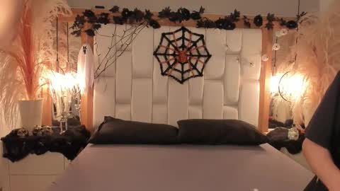 Snapshot of daphne_and_roger chatting on 10.20.25 daphne_and_roger online show from 10.20.25