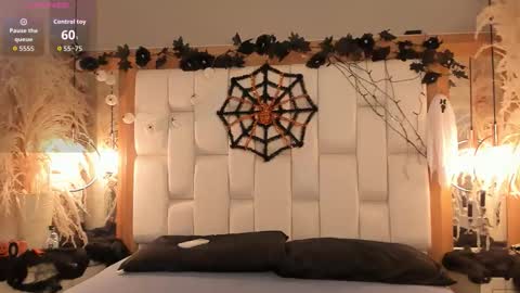 Snapshot of daphne_and_roger chatting on 10.22.25 daphne_and_roger online show from 10.22.25