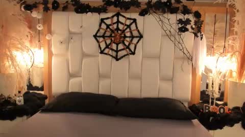 Snapshot of daphne_and_roger chatting on 10.27.25 daphne_and_roger online show from 10.27.25