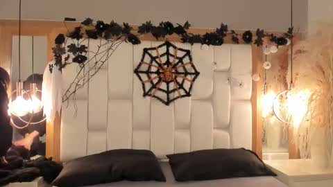 Snapshot of daphne_and_roger chatting on 10.29.25 daphne_and_roger online show from 10.29.25