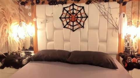 Snapshot of daphne_and_roger chatting on 10.31.25 daphne_and_roger online show from 10.31.25