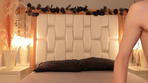 Snapshot of daphne_and_roger chatting on 11.01.25 daphne_and_roger online show from 11.01.25