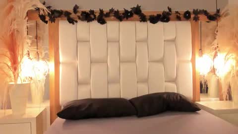 Snapshot of daphne_and_roger chatting on 11.12.25 daphne_and_roger online show from 11.12.25