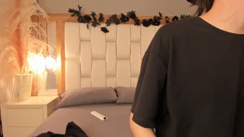 Snapshot of daphne_and_roger chatting on 11.20.25 daphne_and_roger online show from 11.20.25