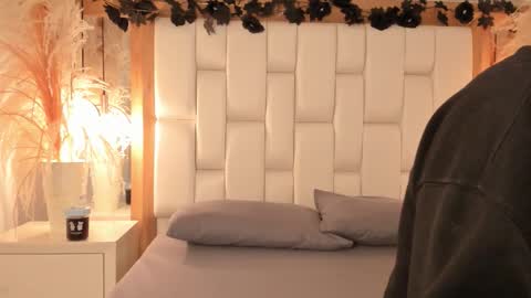 Snapshot of daphne_and_roger chatting on 12.05.25 daphne_and_roger online show from 12.05.25