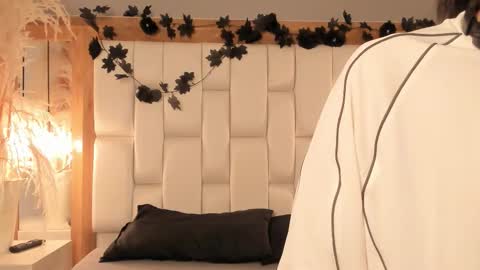 Snapshot of daphne_and_roger chatting on 12.15.25 daphne_and_roger online show from 12.15.25