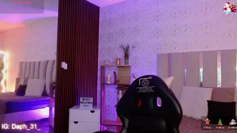 Snapshot of daphnne_tay chatting on 11.18.25 dhapnne online show from 11.18.25