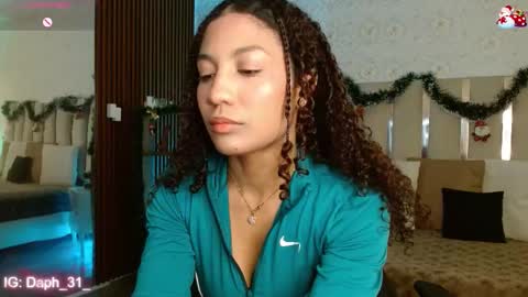 Snapshot of daphnne_tay chatting on 11.20.25 dhapnne online show from 11.20.25