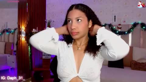 Snapshot of daphnne_tay chatting on 11.24.25 dhapnne online show from 11.24.25