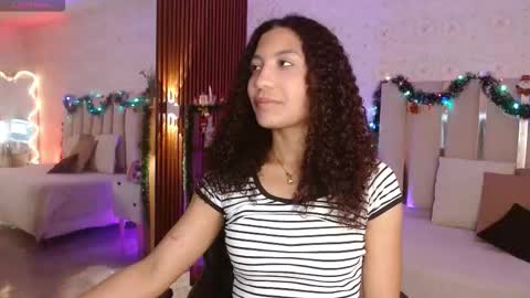 Snapshot of daphnne_tay chatting on 11.26.25 dhapnne online show from 11.26.25