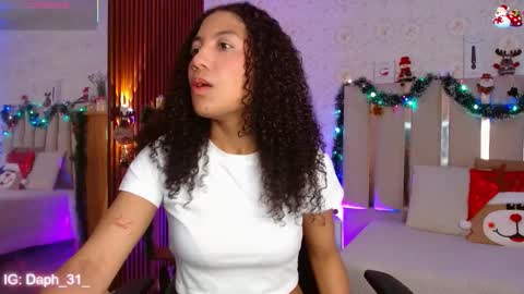 Snapshot of daphnne_tay chatting on 12.03.25 dhapnne online show from 12.03.25