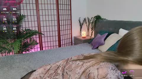 Snapshot of dark_butterfly_ chatting on 11.16.25 Call me Amy online show from 11.16.25