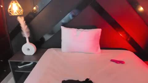 M I K A E L A online show from 01.08.25