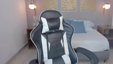 M I K A E L A online show from 03.01.25