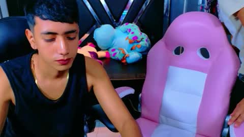 Snapshot of darwinandbrayan chatting on 11.14.25 darwinandbrayan online show from 11.14.25