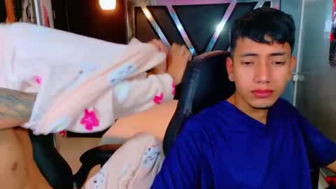 Snapshot of darwinandbrayan chatting on 12.17.25 darwinandbrayan online show from 12.17.25