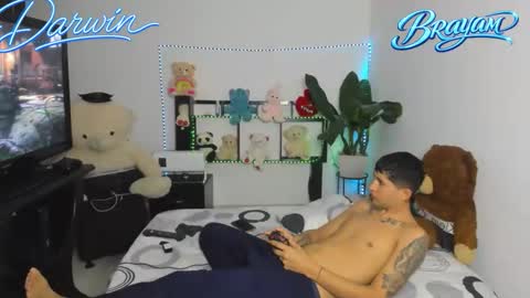 Snapshot of darwinandbrayan chatting on 02.17.26 darwinandbrayan online show from 02.17.26
