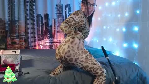 Snapshot of dashahart chatting on 12.13.25 DashaHart online show from 12.13.25