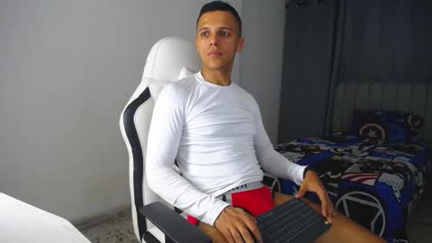 Snapshot of davisito7 chatting on 01.08.25 David Angel online show from 01.08.25