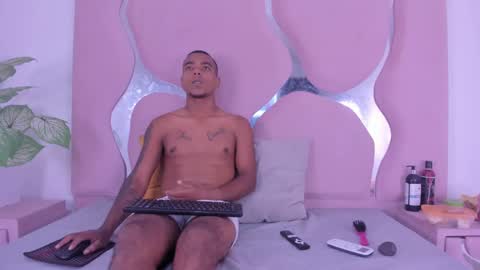 Snapshot of daylesandharry chatting on 10.10.25 daylesandharry online show from 10.10.25