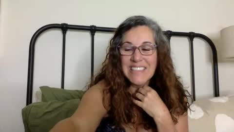 Snapshot of ddmolly chatting on 10.14.25 DDMolly online show from 10.14.25