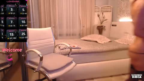 Snapshot of dealux_ chatting on 11.27.25 DeaLux online show from 11.27.25