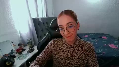 Snapshot of dear_juliet chatting on 12.22.25 Juliet online show from 12.22.25