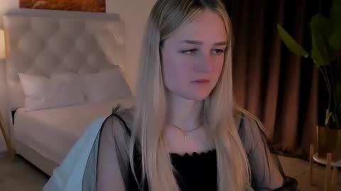 Snapshot of deboralarson chatting on 10.15.25 Debora online show from 10.15.25