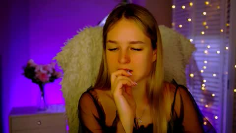 Snapshot of deboralarson chatting on 11.28.25 Debora online show from 11.28.25