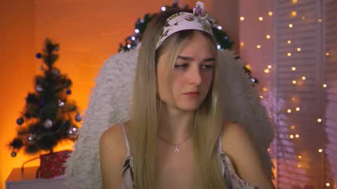 Snapshot of deboralarson chatting on 12.19.25 Debora online show from 12.19.25