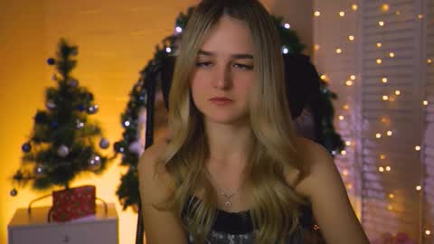 Snapshot of deboralarson chatting on 12.20.25 Debora online show from 12.20.25