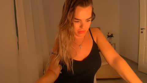 Snapshot of deliadelicious chatting on 09.10.25 deliadelicious online show from 09.10.25