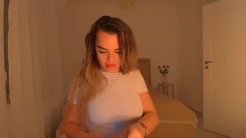 Snapshot of deliadelicious chatting on 11.01.25 deliadelicious online show from 11.01.25