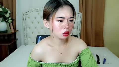 Snapshot of deliciously_sophie chatting on 05.27.26 Sophie online show from 05.27.26