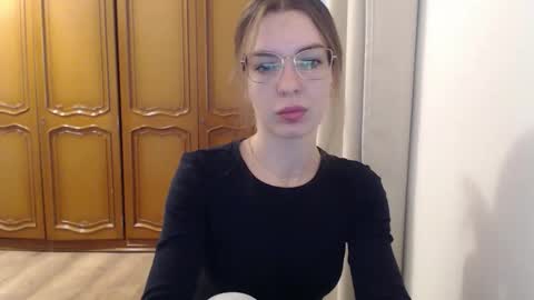 Snapshot of delightaurora chatting on 11.18.25 Aurora online show from 11.18.25