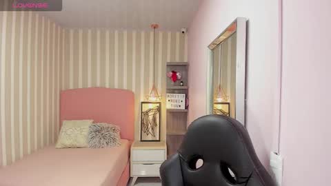 Snapshot of delilaquinn chatting on 12.01.25 delilaquinn online show from 12.01.25