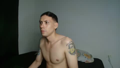 Snapshot of demian_melany_ chatting on 12.19.25 demian_melany_ online show from 12.19.25