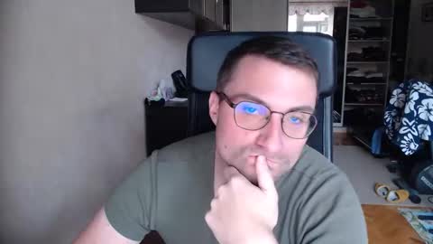 Snapshot of den_lover1 chatting on 10.23.25 Den online show from 10.23.25