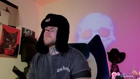 Snapshot of denjig chatting on 11.05.25 Oliver online show from 11.05.25