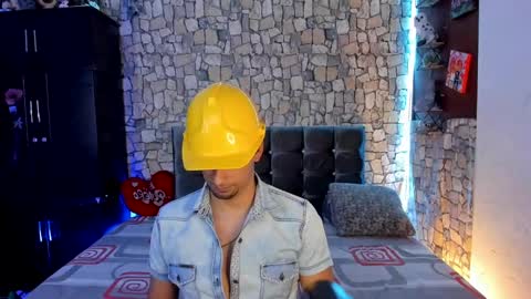 Snapshot of derekk_cute chatting on 01.21.25 DEREKK online show from 01.21.25