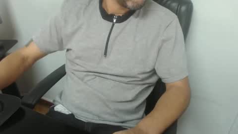 Snapshot of derrik_ chatting on 12.18.25 online show from 12.18.25