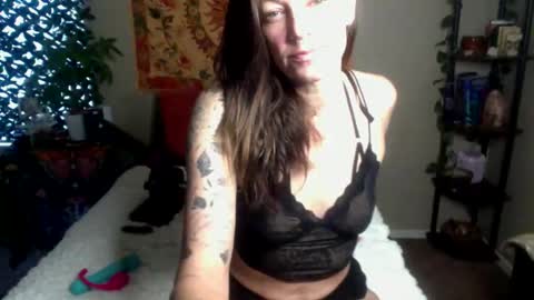 Snapshot of desertluxe87 chatting on 12.04.25 desertluxe87 online show from 12.04.25