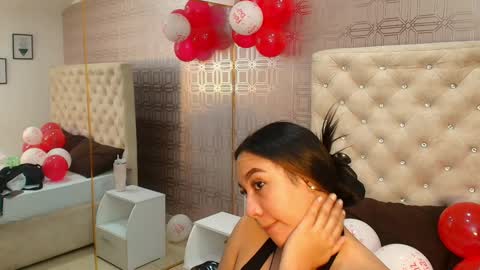 Snapshot of desire_sara chatting on 02.11.25 Sara Desire online show from 02.11.25