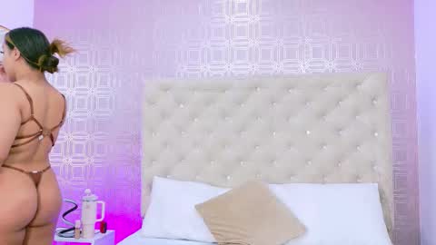 Snapshot of desire_sara chatting on 09.12.25 Sara Desire online show from 09.12.25