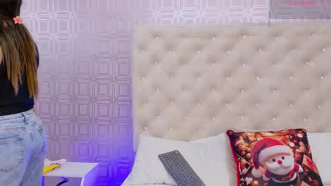 Snapshot of desire_sara chatting on 11.25.25 Sara Desire online show from 11.25.25