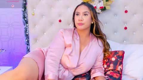 Snapshot of desire_sara chatting on 11.30.25 Sara Desire online show from 11.30.25